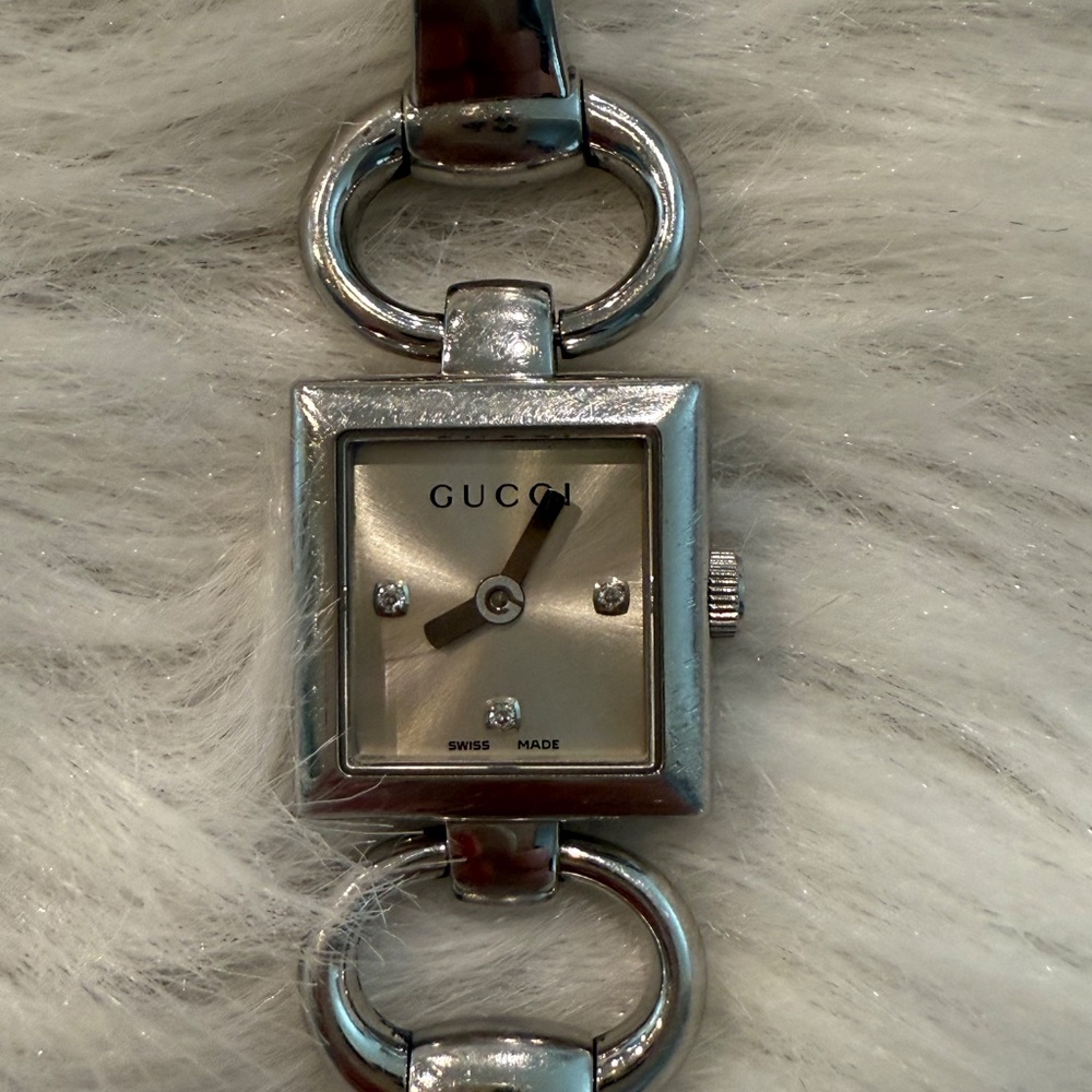 Gucci Tornabuoni 120 White Sunburst Dial with 3 Diamonds